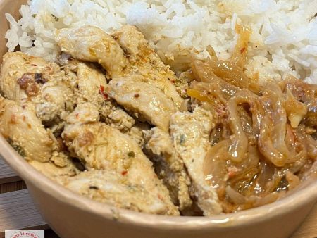 Mafé Bassalé : Une sauce oignons, poivrons, tomates accompagné de poulet.