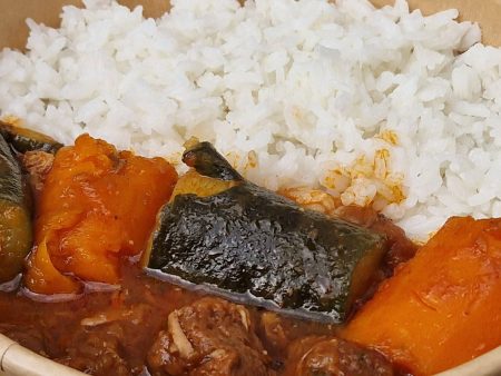 Mafé Souppou : Du bœuf mijoté dans une sauce tomate avec des legumes.