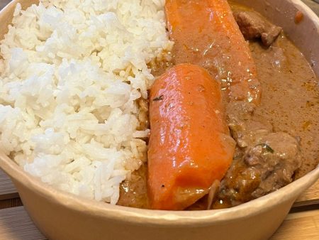 Mafé Tigua : Du boeuf mijoté avec des carottes dans une sauce beurre de cacahuètes.